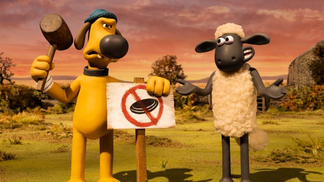 Til tross for gårdshunden Bitzers tydelige skilt dukker det opp flyvende objekter i Sauen Shaun filmen: Farmageddon. (Foto: SF Studios)