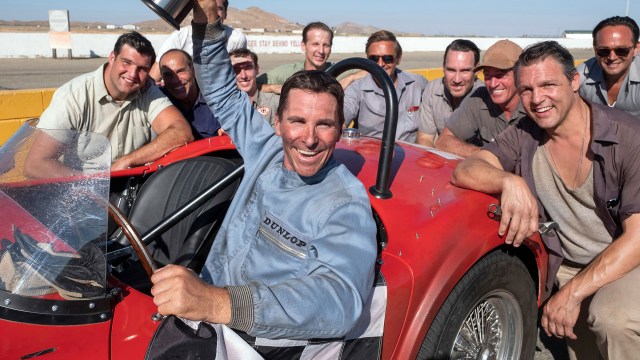 Ken Miles (Christian Bale) vinner et tidlig race i «Ford v Ferrari». (Foto: 20th Century Fox)