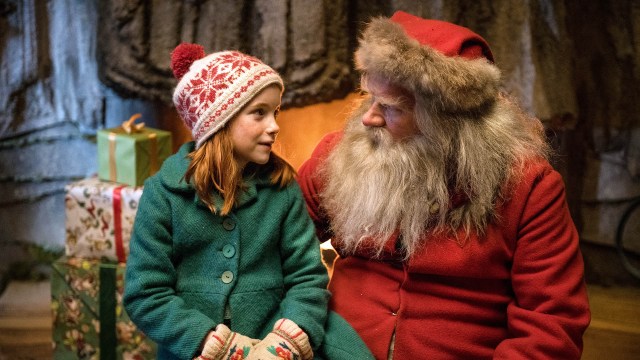 Elise (Miriam Kolstad Strand) på fanget til Julenissen (Anders Baasmo) i «Snekker Andersen og Julenissen: Den vesle bygda som glømte at det var jul» (Foto: Fantefilm/Nordisk Film Distribusjon)