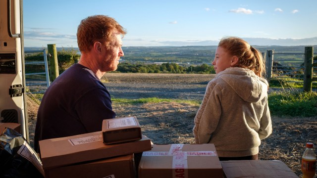 Ricky (Chris Hitchen) tar med datteren Lisa Jane (Katie Proctor) på jobb i «Sorry We Missed You». (Foto: Norsk Filmdistribusjon)