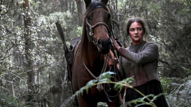 Clare (Aisling Franciosi) legger ut på en farefull ferd i «The Nightingale». (Foto: Another World Entertainment)