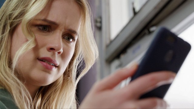 Quinn Harris (Elizabeth Lail) laster ned en app, som viser seg å være en gammel demon med sans for nedtellinger. (Foto: SF Studios)