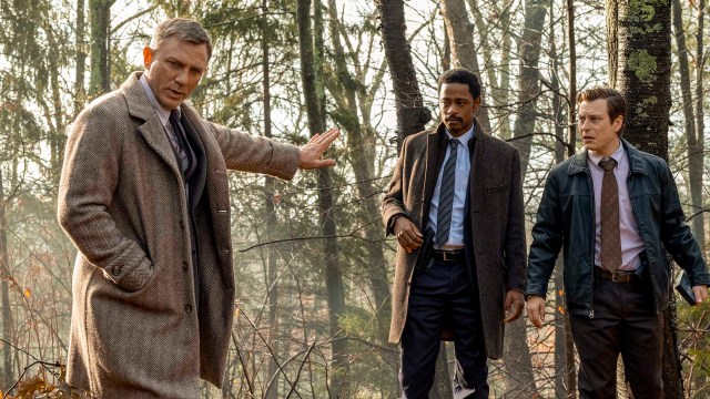 Benoit Blanc (Daniel Craig) finner spor sammen med politietterforskerne Elliott (Lakeith Stanfield) og Wagner (Noah Segan) i «Knives Out». (Foto: Nordisk Film Distribusjon)