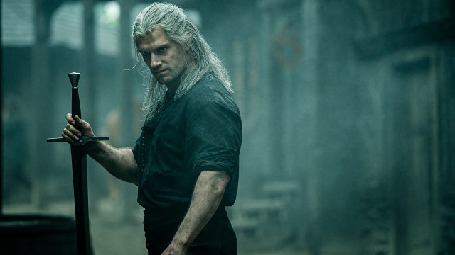 Henry Cavill overbeviser som monsterjeger i The Witcher. (Foto: Netflix).