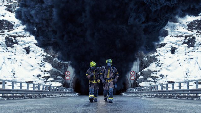 Stein (Thorbjørn Harr) og Ivar (Mikkel Bratt Silset) kommer ut etter et søk i «Tunnelen». (Foto: Nordisk Film Distribusjon)