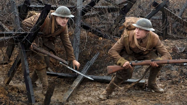Blake (Dean-Charles Chapman) og Schofield (George MacKay) må krysse fiendtlig territorium i «1917». (Foto: Nordisk Film Distribusjon)