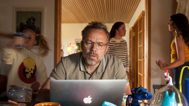 Christian Skolmen spiller enkemannen og trebarnsfaren Andreas i TVNorges nye familiekomedie «Aldri voksen». (Foto: TVNorge)