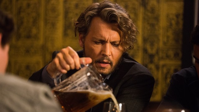 Richard (Johnny Depp) begynner med overdrevent alkohol- og narkotikakonsum når han finner ut at han har kreft. (Foto: Manymore)