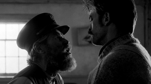 Willem Dafoe og Robert Pattinson spiller fantastiske roller i «The Lighthouse». (Foto: United International Pictures)