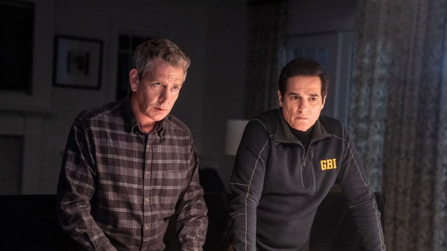 Ben Mendelsohn spiller detektiv Ralph Anderson og  Yul Vazquez spiller hans kollega Yunis Sablo. De to etterforsker et drap hvor bevisene krasjer hardt med hverandre. (Foto: HBO Nordic)