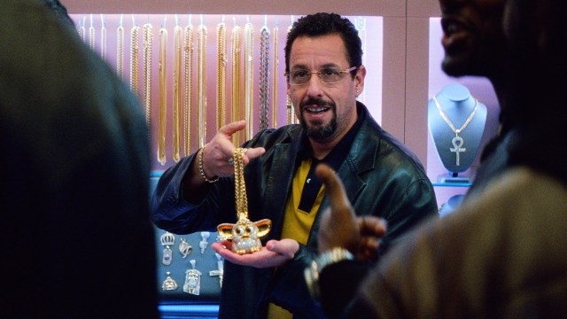 Howard Ratner (Adam Sandler) selger bling til rike kunder i «Uncut Gems». (Foto: Netflix)