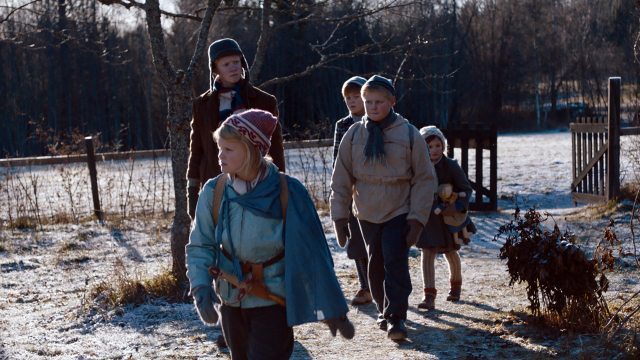 Barna vet ikke hvem de kan stole på mens de er på vei mot Sverige i «Flukten over grensen». (Foto: Maipo/Nordisk Film)