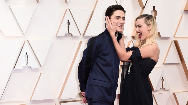 Timothée Chalamet og Margot Robbie på den røde løperen. (Foto: AP/Jordan Strauss)