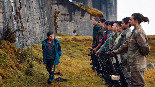 «Budbringeren» (Wilson Salazar) gir instruksjoner til sine unge soldater i «Monos». (Foto: Arthaus)