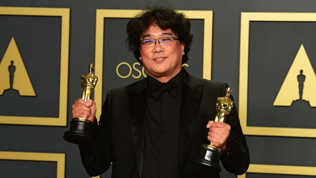 Regissør Bong Joon Ho med 2 av de 4 Oscar-prisene «Parasitt» vant under den 92. Oscarutdelingen . (Foto: Fredric Brown, AFP)(Foto: Mario Anzuoni, Reuters)