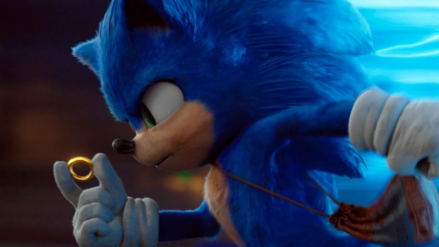 Sonic (Ben Schwartz) må lete etter sine dyrebare ringer i filmen «Sonic The Hedgehog». (Foto: Paramount Pictures/Sega of America via AP)