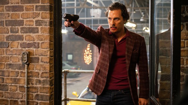 Matthew McConaughey gjør ikke sitt livs rolle i «The Gentlemen», men han leverer en greit kul gangster ved navn Mickey Pearson. (Foto: Norsk Filmdistribusjon)