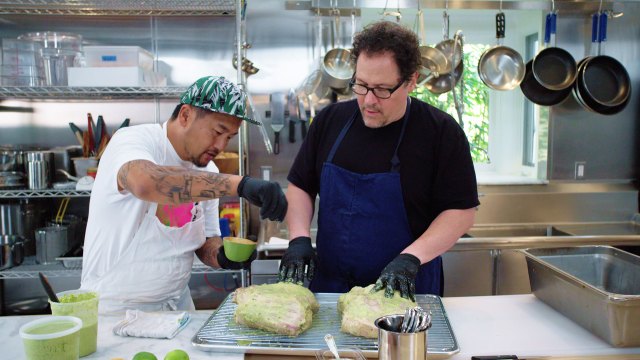 «Kokkeshowet» med Roy Choi og Jon Favreau, er noe av det friskeste og kuleste av matprogrammer om dagen. (Foto: Netflix)