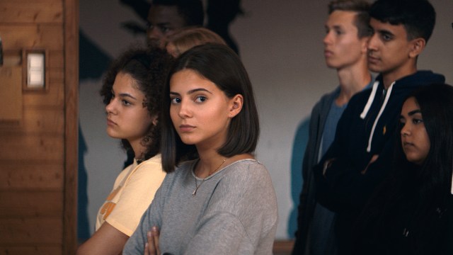 Mariana (Karen Øye) opplever omveltninger på flere fronter i «Alle utlendinger har lukka gardiner». (Foto: SF Studios)