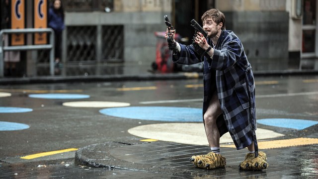 Miles (Daniel Radcliffe) må flykte gjennom byen med pistoler naglet til hendene i «Guns Akimbo». (Foto: Star Media Entertainment)