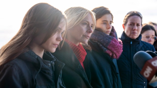 Sarra (Oona Laurence), Mari (Amy Ryan) og Sherre (Thomasin Mackenzie) møter media i «Lost Girls». (Foto: Netflix)