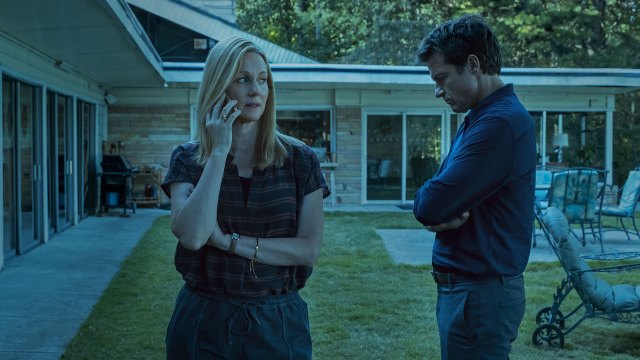 Ekteskapet mellom Wendy Byrde (Laura Linney)  og Marty Byrde (Jason Bateman) settes på store prøver i sesong 3 av Netflix-serien «Ozark». (Foto: Netflix)