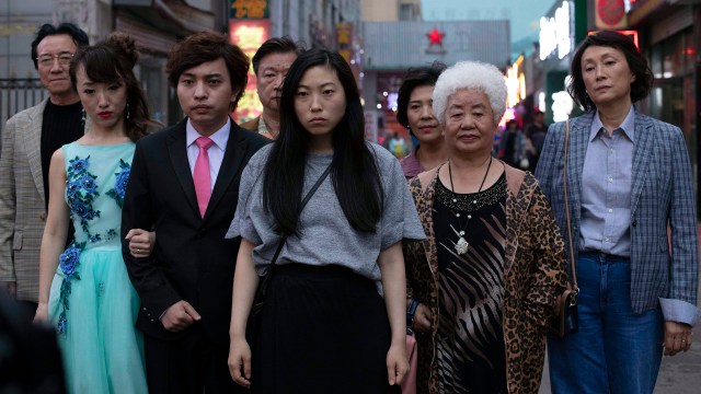Kinesiskamerikanske Billi (Awkwafina - i midten) møter hele slekta i Kina i «The Farewell». (Foto: Arthaus)