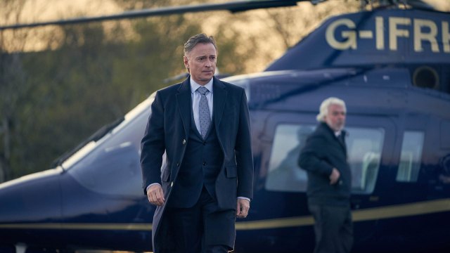 Robert Carlyle («Trainspotting», «Once Upon a time») spiller statsminister Robert Sutherland i  «Cobra». Serien gir et interessant innblikk inn i politikk i krise. (Foto: C More, TV 2 Sumo)