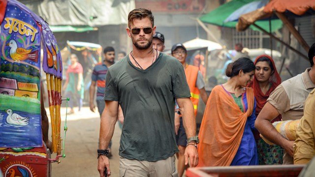 Leiesoldaten Tyler (Chris Hemsworth) tar på seg et vanskelig redningsoppdrag i «Extraction». (Foto: Netflix)