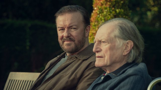 Det er fremdeles en del godt TV-selskap for dem som elsker Ricky Gervais i «After Life», men dette er en slapp og ganske unødvendig oppfølger til en fantastisk førstesesong. (Foto: Netflix)