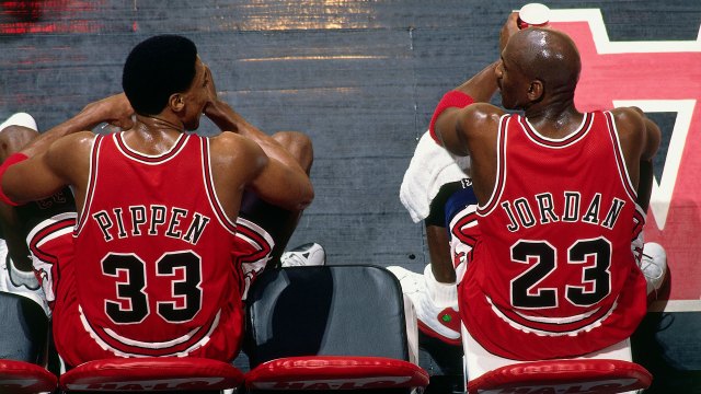 To av basketsportens største spillere, Scottie Pippen og Michael Jordan, er sentrale i den fabelaktige historien om Chicago Bulls sitt glade 90-tall. (Foto: Andy Hayt, Netflix, ESPN)