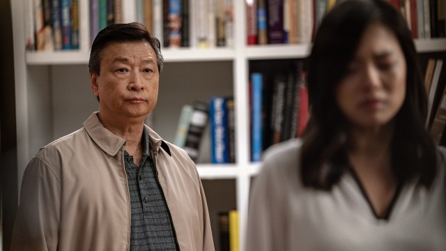 Pin-Jui (Tzi Ma) har et kjølig forhold til datteren Angela (Christine Ko) i «Tigertail». (Foto: Netflix)