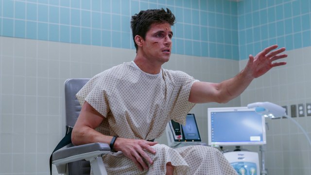 Nathan (Robbie Amell) havner i en alvorlig bilulykke, og må i ørska velge mellom å risikere livet på operasjonsbordet, eller overføres til et digitalt etterliv. (Foto: Aaron Epstein, Amazon Prime Video)