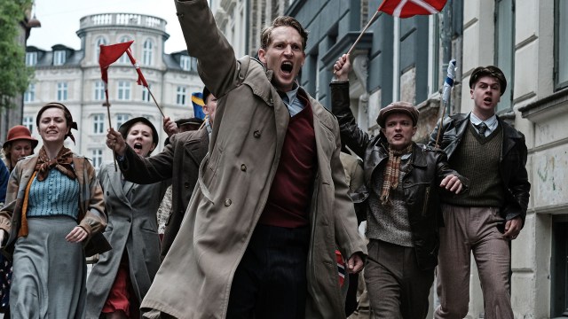 En engasjert Aksel Skov (Mads Reuther) deltar i en protestaksjon i «De forbandede år». (Foto: Henrik Petit/Norsk Filmdistribusjon)