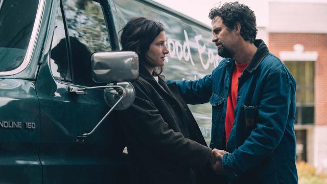 Kathryn Hahn og Mark Ruffalo er to av flere glimrende skuespillere som gjør «I Know This Much Is True» til en særdeles velspilt dramaserie. (Foto: HBO Nordic)