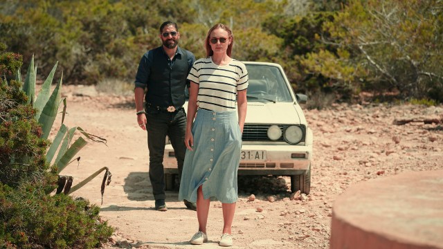 Zoe Walker (Laura Haddock) reiser til Ibiza for å etterforske drapet på broren som forsvant for 20 år siden.
Dørvakten Boxer (Nuno Lopes) vil hjelpe til. (Foto: Netflix)