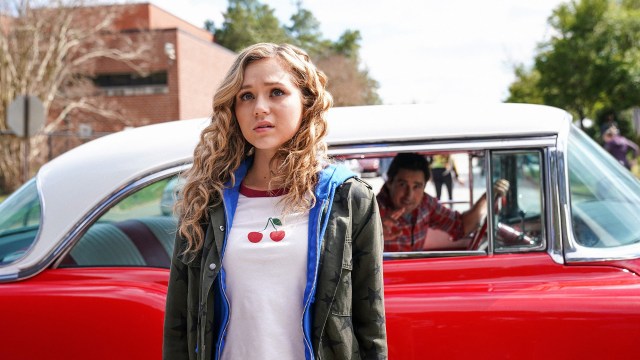 Ny by, ny skole, nye superkrefter og nye superfiender. Det blir mye på en gang for Courtney Whitmore aka Stargirl (Brec Bassinger). (Foto: HBO Nordic)