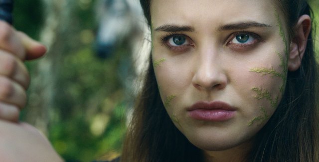 MAGISKE KREFTER: Katherine Langford spiller Nimue i Cursed. Foto: Netflix.