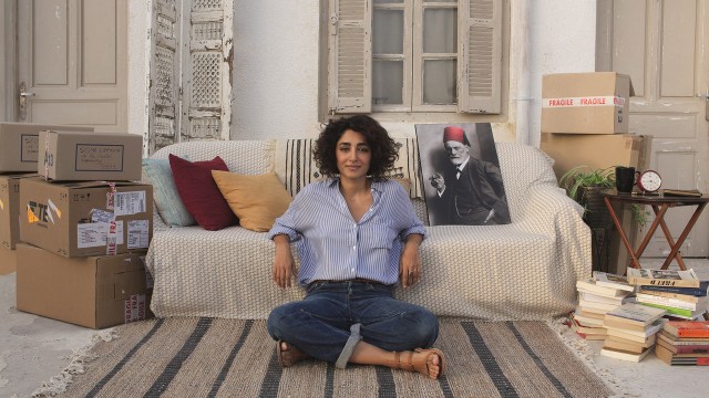 EN STRÅLENDE SKUESPILLER: Golshifteh Farahani er morsom, skarp og sjarmerende i rollen som psykoanalytikeren Selma. Foto: Another World Entertainment