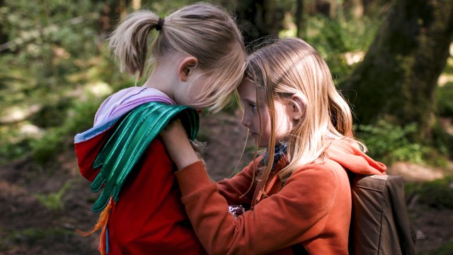 Vega (Vega Østin) og Billie (Billie Østin) blir avhengige av hverandre i «Tottori! Sommeren vi var alene». Foto: Norsk Filmdistribusjon/Chezville AS