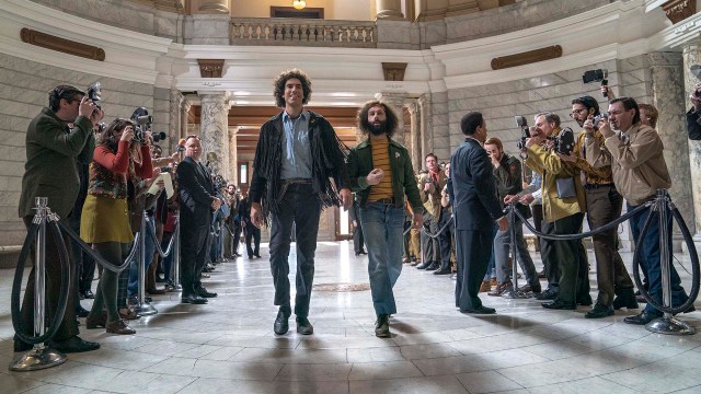 YIPPIES: Abbie Hoffman (Sacha Baron Cohen) og Jerry Rubin (Jeremy Strong) fra Youth International Party i «The Trial of the Chicago 7». Foto: Niko Tavernise/NETFLIX © 2020