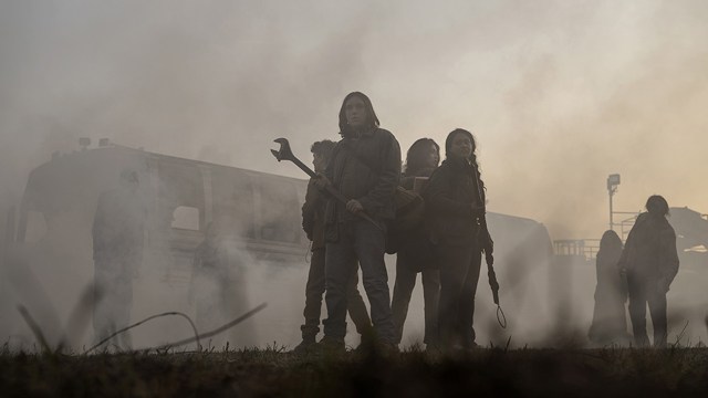 TENÅRINGER PÅ ZOMBIEJAKT: The Walking Dead: World Beyond følger en gruppe tenåringer, ti år etter zombieapokalypsen inntraff. FOTO: AMC.