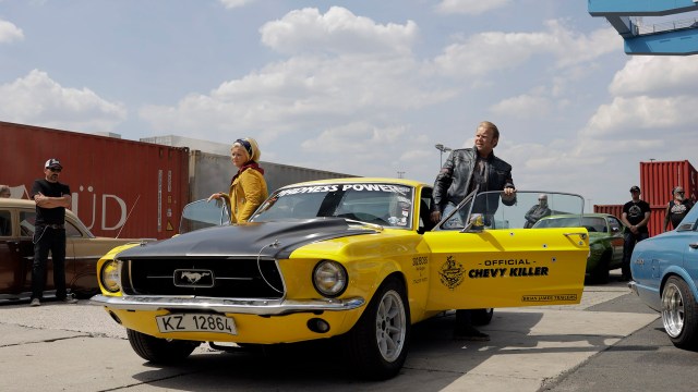 FAR OG DATTER: Roy (Anders Baasmo) og Nina (Ida Husøy) kjører fremdeles Mustangen «Lillegul» i «Børning 3». Foto: ©2019 TOM TRAMBOW/SF Studios