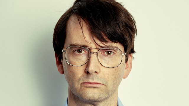 SKREMMENDE GOD: David Tennant spiller seriemorderen Dennis Nilsen, som skal ha drept minst tolv unge menn i England mellom 1978 og 1983. FOTO: TV 2 Sumo/C More