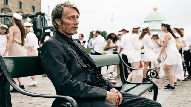 OSCAR-KANDIDAT: Mads Mikkelsen leverer skuespill av høy kvalitet i «Et glass til». Filmen kan vinne Oscar for beste internasjonale film. Foto: Henrik Ohsten/Arthaus