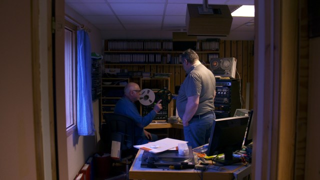 STUDIOTID: Paul Sundnes og Olav Kvalsvik i «Radiokameratane». Foto: Tour de Force