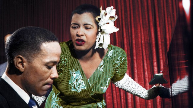 Konsertfoto av Billie Holiday og pianisten Bobby Tucker. Foto: Michael Ochs Archives/Getty Images