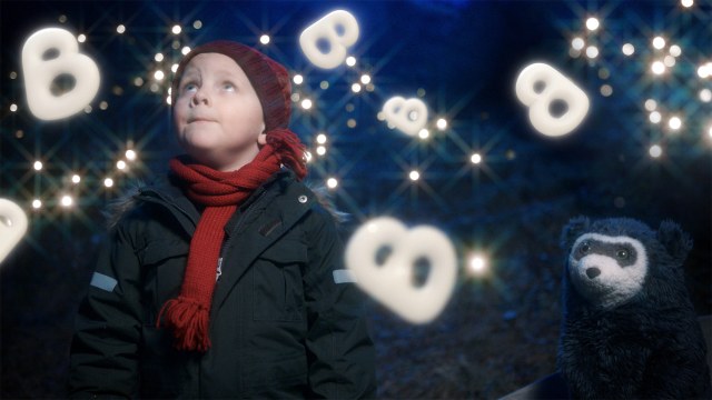 SUPERSKJØNN: Johannes Svalastog spiller hovedrollen i «Brillebjørn feirer jul». Foto: Spark/Selmer Media