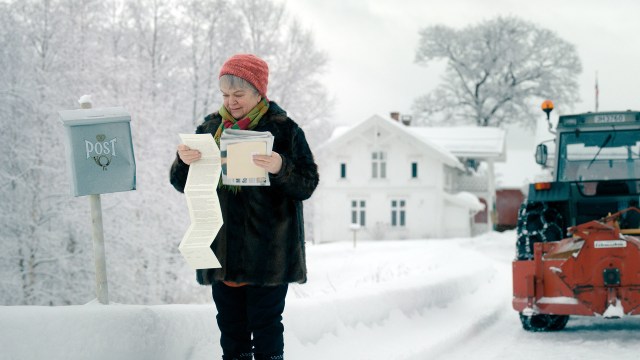Annemor (Anne Marit Jacobsen) inviterer slekta på julefeiring i «Gledelig jul». Foto: Nordisk Film Distribusjon