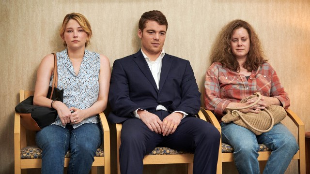 Lindsay (Haley Bennett), J.D. (Gabriel Basso) og moren Bev (Amy Adams) i et venterom i «Hillbilly Elegy». Foto: Lacey Terrell/Netflix